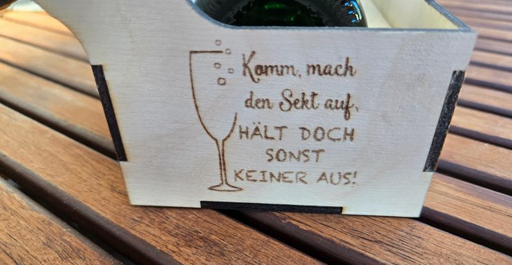 0142- Holzkiste mit einer 200ml Flasche Rotkäppchen