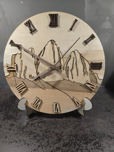 0153- Holzuhr Motiv Drei Zinnen mit 4 verschiedenen Holzfurnieren