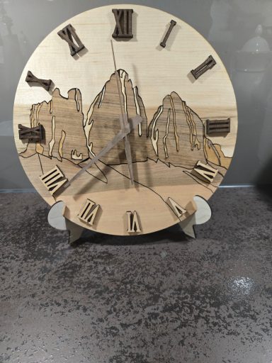 0153a- Holzuhr Motiv Drei Zinnen mit 4 verschiedenen Holzfurnieren