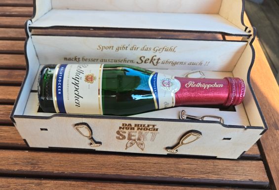 0142- Holzkiste mit einer 200ml Flasche Rotkäppchen